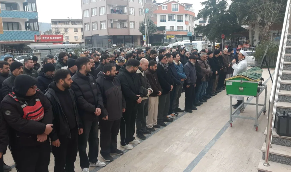 Kocaeli’nin İzmit ilçesinde alışveriş merkezinin otoparkında tartıştığı arkadaşı tarafından bıçaklanarak