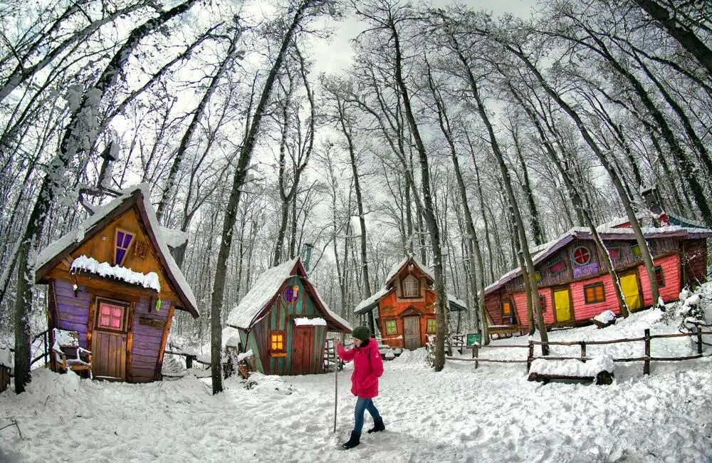 Kocaeli’nin doğa turizm merkezi Ormanya, kar yağışının ardından ziyaretçilerine kışın