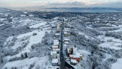 Başiskele’de belediye ekipleri, kar yağışının etkili olduğu yüksek kesimlerde ulaşımda
