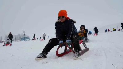 Yılbaşı gecesi etkisini gösteren kar yağışının ardından beyaz bürünen Elmadağ