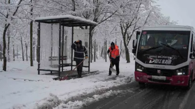Düzce Belediyesi, gece itibariyle etkisini artıran kar yağışına karşı tüm