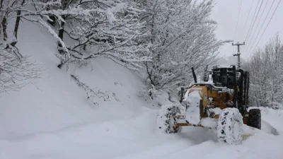 Sakarya Büyükşehir Belediyesi karla mücadele çalışmalarını aralıksız sürdürüyor. Saat 13.00