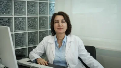 Zihinsel bulanıklık, kopukluk hissi ve düşüncelerde yavaşlama belirtileriyle beyin sisine