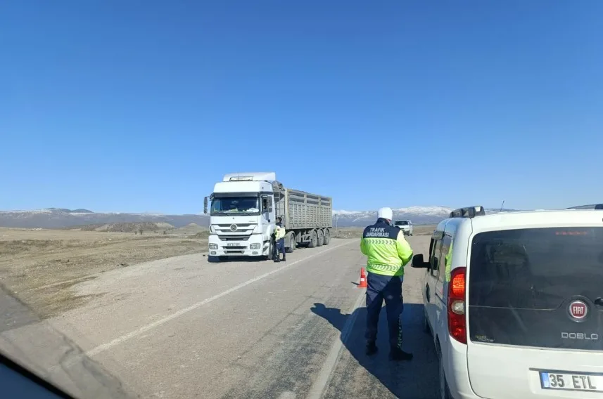 Beypazarı’nda jandarma ekipleri tarafından ilçenin belirli noktalarında trafik denetimi gerçekleştirildi.