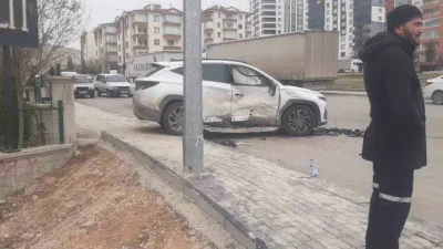 Ankara’nın Beypazarı ilçesinde iki otomobilin çarpışması sonucu meydana gelen kazada