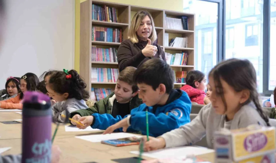 Kocaeli Büyükşehir Belediyesi tarafından “Kılavuz Gençlik” projesi kapsamında hizmet veren