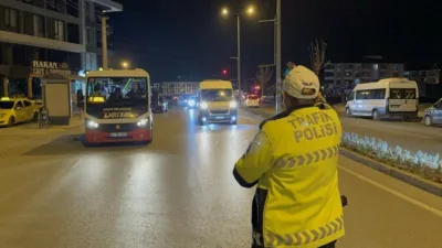 DÜZCE(İHA) – Düzce’de trafik ekipleri kural tanımayan sürücülere geçit vermiyor.