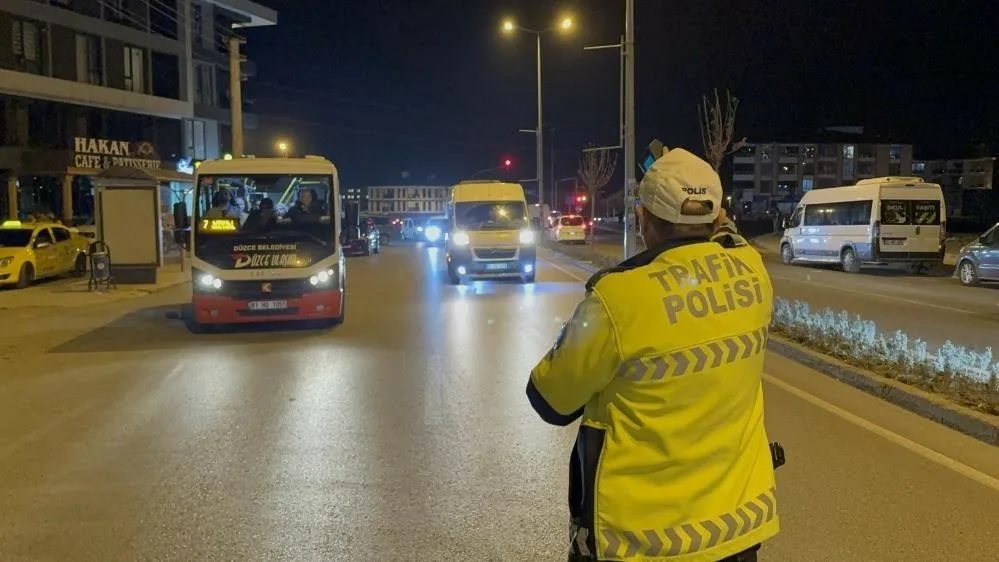 DÜZCE(İHA) – Düzce’de trafik ekipleri kural tanımayan sürücülere geçit vermiyor.