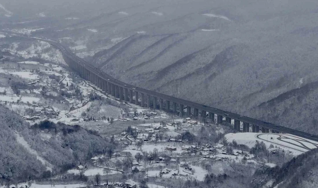 Türkiye’nin önemli geçiş güzergahlarından Bolu Dağı’nda kar yağışının ardından oluşan