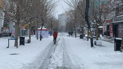 Bolu’da gece saatlerinde başlayan ve aralıklarla etkisini sürdüren kar yağışı