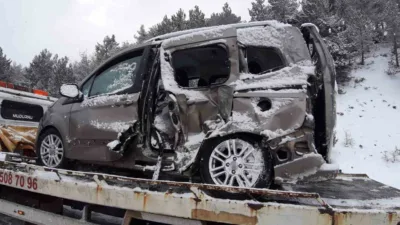 Bolu’nun Mudurnu ilçesinde kamyon ile hafif ticari aracın çarpışması sonucu
