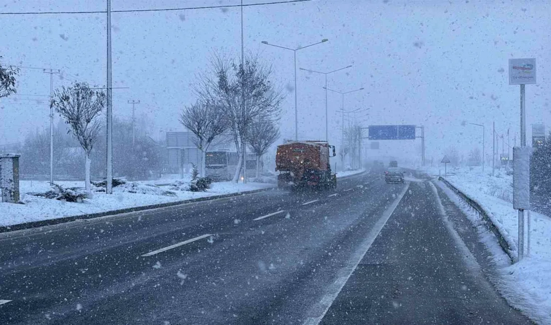 Bolu’da sabah saatlerinden itibaren kar yağışı etkili oluyor. D-100 kara