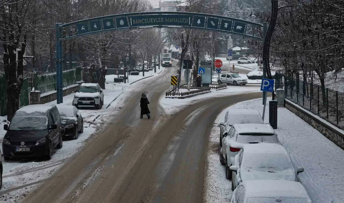 Bolu’da şehir merkezinde aralıklarla kar yağışı etkili olurken, beyaz örtüyle