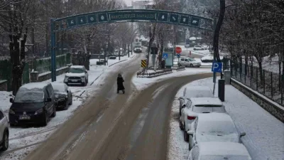 Bolu’da şehir merkezinde aralıklarla kar yağışı etkili olurken, beyaz örtüyle
