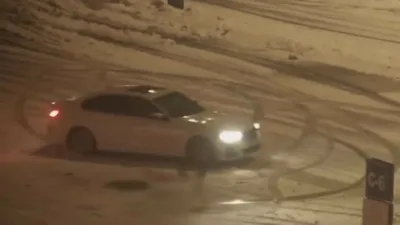 Bolu’da bir dinlenme tesisinin karla kaplı otoparkında drift atan 2