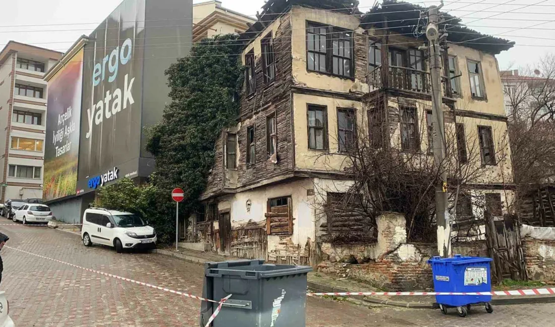 Bolu’da park halindeki bir otomobilin üzerine metruk haldeki 3 katlı