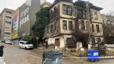 Bolu’da park halindeki bir otomobilin üzerine metruk haldeki 3 katlı