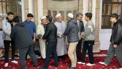 Bolu’da Miraç Kandili’nde camilere akın eden vatandaşlar ellerini semaya açarak