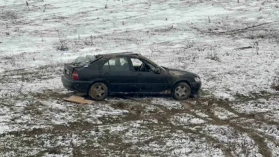 Karabük’te kontrolden çıkan otomobilin boş araziye uçarak takla attığı kazada