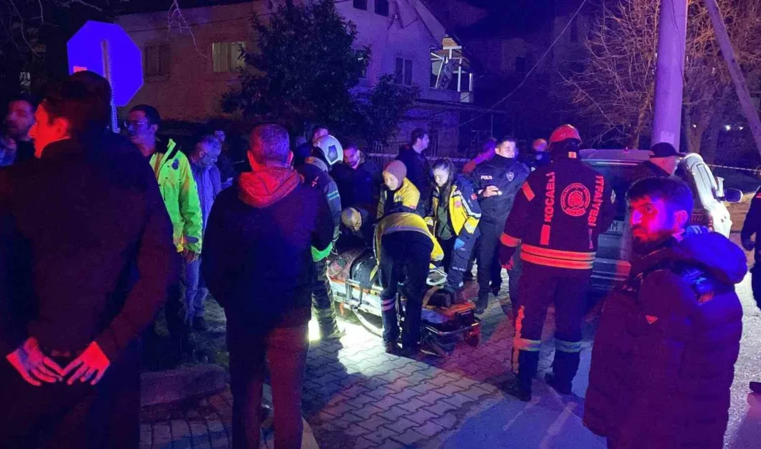 Kocaeli’nin Kartepe ilçesinde direğe çarpan araç hurdaya dönerken, kazada yaralanan