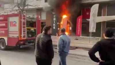 Kocaeli’nin Çayırova ilçesinde bisiklet tamiri yapılan iş yerinin girişinde başlayan