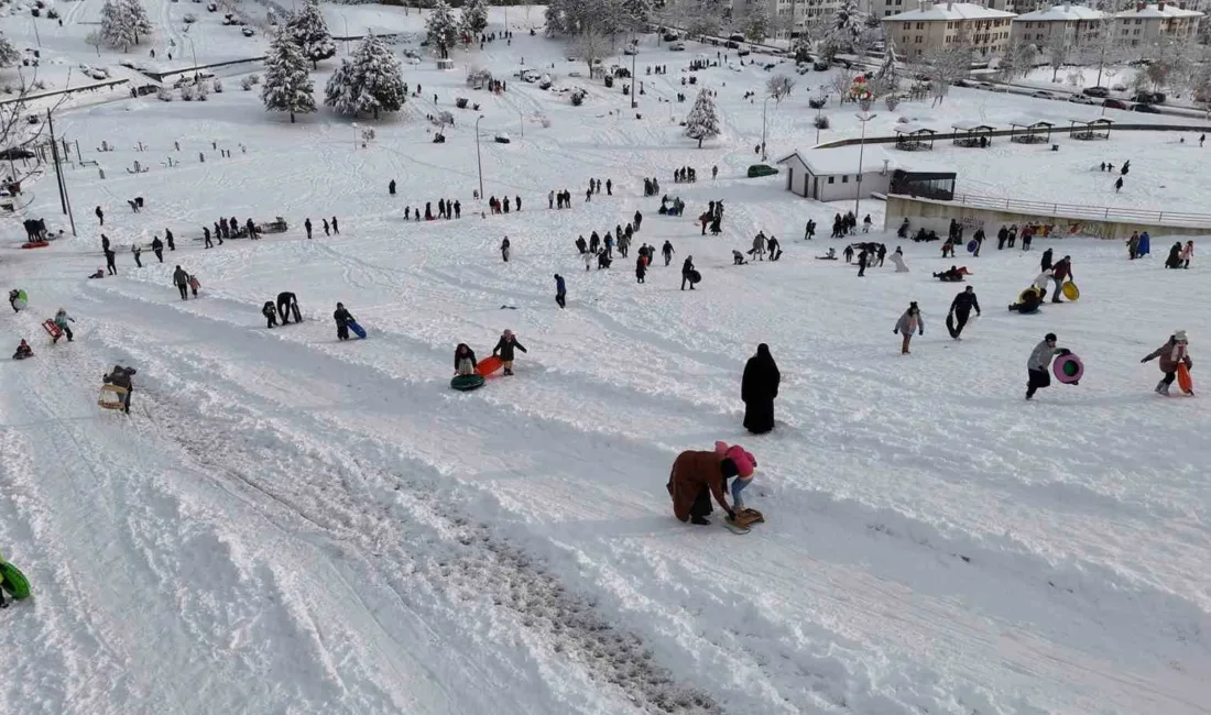 DÜZCE (İHA) – Düzce’nin Bahçeşehir Bölgesi’nde bulunan Anıtpark meydanı ailelerin
