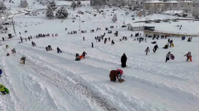 DÜZCE (İHA) – Düzce’nin Bahçeşehir Bölgesi’nde bulunan Anıtpark meydanı ailelerin