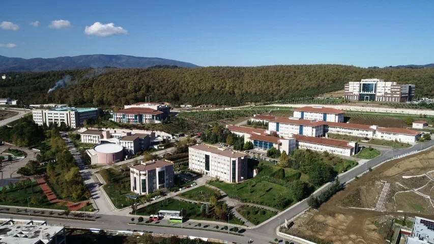 Çevre ve sağlık alanındaki ihtisaslaşma vizyonuyla çalışmalarını sürdüren Düzce Üniversitesi,