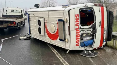 Düzce’de ambulansın devrilmesi sonucu meydana gelen kazada 2 kişi yaralandı.