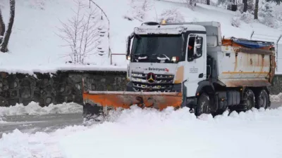 DÜZCE (İHA) – Düzce Belediyesi ekipleri şehir merkezinde etkili olan