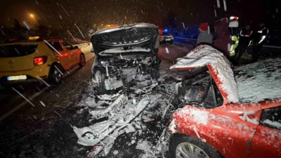 Düzce’de yoğun kar yağışının yaşandığı Gölyaka bağlantı yolunda kayganlaşan yolda