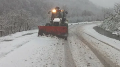 Düzce’de etkili olan kar yağışı sebebiyle kapanan 65 köy yolu,