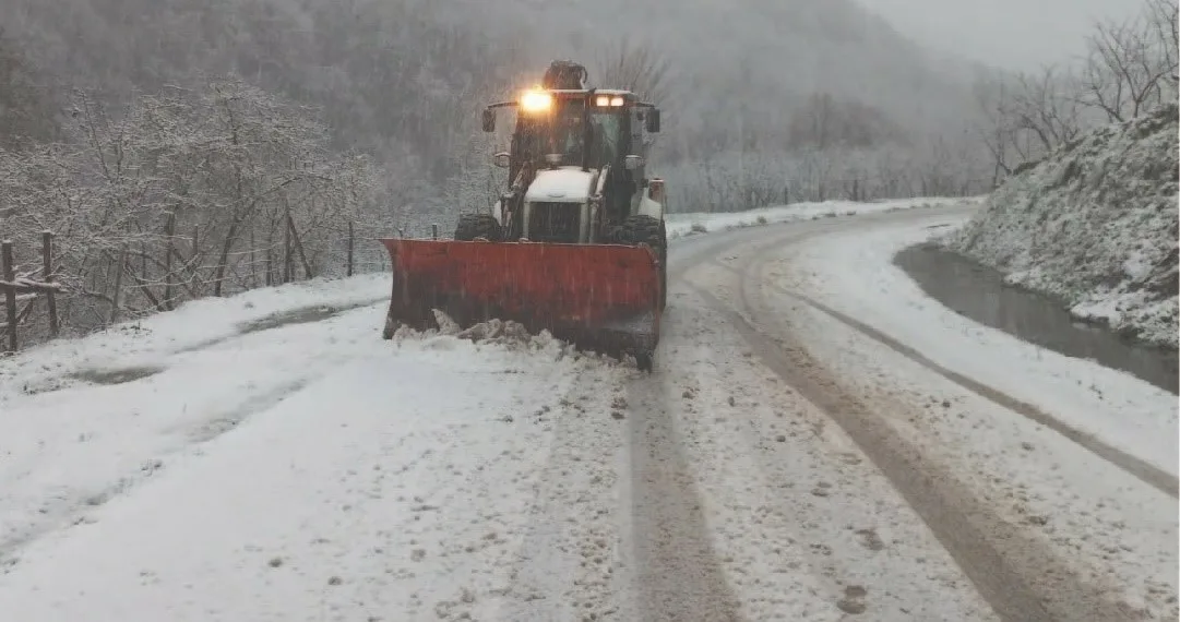 Düzce’de etkili olan kar yağışı sebebiyle kapanan 65 köy yolu,