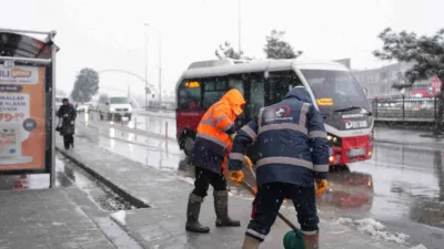 DÜZCE (İHA) – Düzce Belediyesi, etkili olan kar yağışına karşı