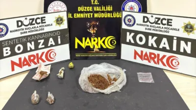 Düzce’de polis ekiplerince düzenlenen uyuşturucu operasyonunda 3 şüpheli gözaltına alındı.