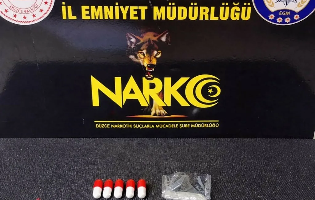 Düzce’de polis ekiplerince düzenlenen operasyonda uyuşturucu maddeyle yakalanan şüpheli, çıkarıldığı