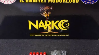 Düzce’de polis ekiplerince düzenlenen operasyonda uyuşturucu maddeyle yakalanan şüpheli, çıkarıldığı