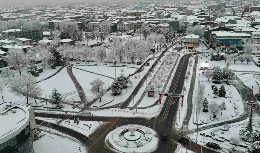 DÜZCE (İHA) – Düzce’de etkili olan kar yağışıyla birlikte kent