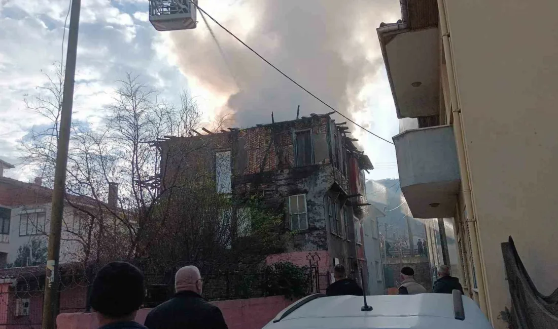 Kocaeli’nin Karamürsel ilçesinde 3 katlı evde elektrikli sobadan çıkan yangın,