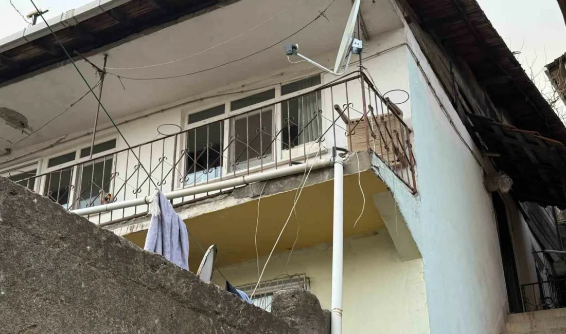 Kocaeli’nin İzmit ilçesinde bir evde meydana gelen zemin çökmesi ve