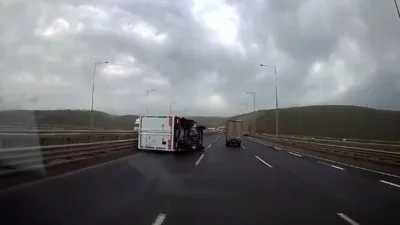 Kuzey Marmara Otoyolu’nun Kocaeli geçişinde seyir halindeki kamyonetin fırtına nedeniyle