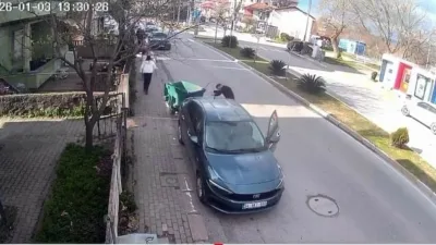Sakarya’nın Sapanca ilçesinde fırtınanın savurduğu çöp konteyneri, park halindeki otomobile