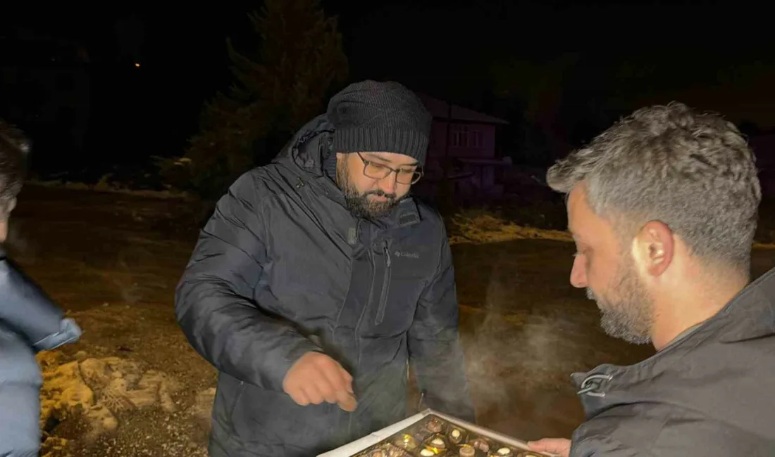 Düzce’de görev yapan gazeteciler, polislere sürpriz yaparak yeni yıllarını çikolatayla