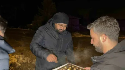 Düzce’de görev yapan gazeteciler, polislere sürpriz yaparak yeni yıllarını çikolatayla