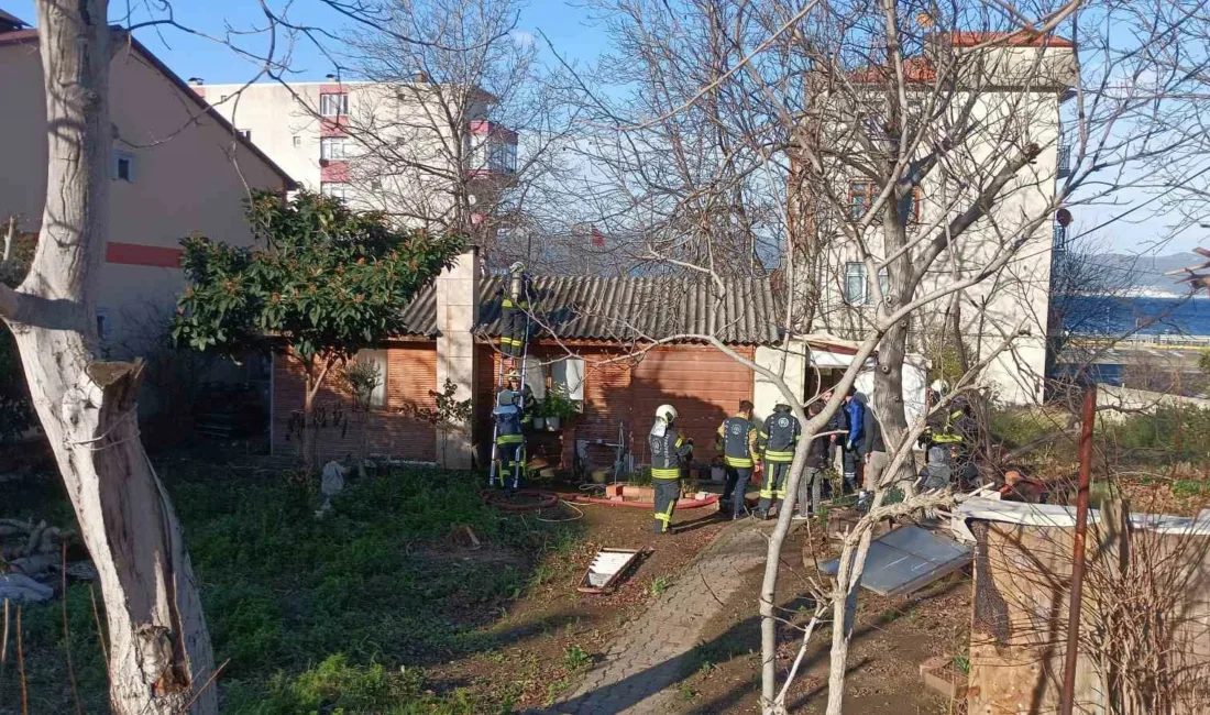 Kocaeli’nin Karamürsel ilçesinde gecekonduda sigorta kutusundan çıkan yangın, itfaiye ekiplerinin