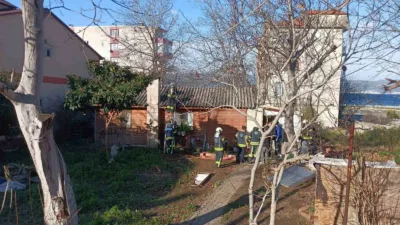 Kocaeli’nin Karamürsel ilçesinde gecekonduda sigorta kutusundan çıkan yangın, itfaiye ekiplerinin