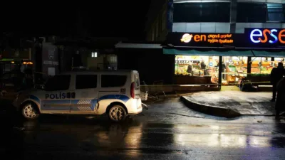Sakarya’nın Adapazarı ilçesinde çıkan kavgada göğsünden bıçaklanan adam hayatını kaybetti.