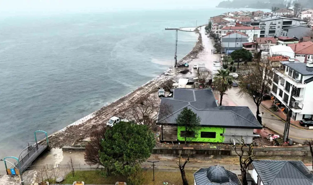 Gölcük’e bağlı Ulaşlı sahilinde olumsuz hava şartlarında denizin yükselmesi sonucu