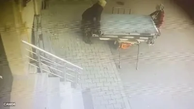 Kocaeli’nin Gebze ilçesinde fırtına nedeniyle tehlike oluşturduğu için çatıdan sökülerek