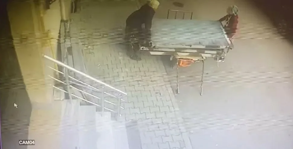 Kocaeli’nin Gebze ilçesinde fırtına nedeniyle tehlike oluşturduğu için çatıdan sökülerek